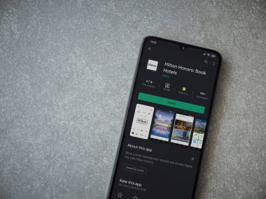 Lod, Israel - 8 Temmuz 2020: Hilton Honors uygulama oyun mağazası sayfası seramik taş zemin üzerinde siyah bir cep telefonu ekranında. Üst görünüm düzlüğü kopyalama alanı ile yatıyordu.