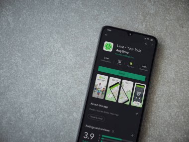 Lod, Israel - 8 Temmuz 2020: Lime app oyun mağazası sayfasında seramik taş zemin üzerinde siyah bir cep telefonu sergileniyor. Üst görünüm düzlüğü kopyalama alanı ile yatıyordu.