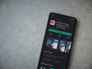 Lod, Israel - 8 Temmuz 2020: Moovit uygulama oyun mağazası sayfası seramik taş zemin üzerinde siyah bir cep telefonu ekranında. Üst görünüm düzlüğü kopyalama alanı ile yatıyordu.