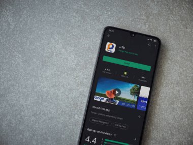 Lod, Israel - 8 Temmuz 2020: Pango uygulama oyun mağazası sayfası seramik taş zemin üzerinde siyah bir cep telefonu görüntüsü. Üst görünüm düzlüğü kopyalama alanı ile yatıyordu.