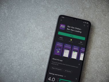 Lod, Israel - 8 Temmuz 2020: Rav Kav Online uygulama oyun mağazası sayfası seramik taş zemin üzerinde siyah bir cep telefonu görüntüsü. Üst görünüm düzlüğü kopyalama alanı ile yatıyordu.