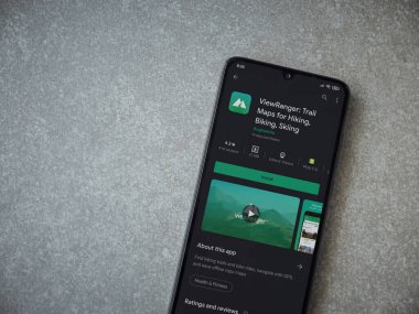 Lod, Israel - 8 Temmuz 2020: ViewRanger uygulama oyun mağazası sayfasında seramik taş zemin üzerinde siyah bir cep telefonu görüntüsü. Üst görünüm düzlüğü kopyalama alanı ile yatıyordu.