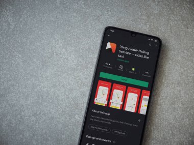 Lod, Israel - 8 Temmuz 2020: Yango Ride uygulaması oyun mağazası sayfası seramik taş zemin üzerinde siyah bir cep telefonu görüntüsü. Üst görünüm düzlüğü kopyalama alanı ile yatıyordu.