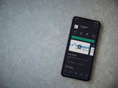 Lod, Israel - 8 Temmuz 2020: Cellopark uygulaması oyun mağazası sayfası seramik taş zemin üzerinde siyah bir cep telefonu görüntüsü. Üst görünüm düzlüğü kopyalama alanı ile yatıyordu.