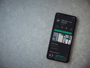 Lod, Israel - 8 Temmuz 2020: Here Weapp playshop sayfası seramik taştan arka planda siyah bir cep telefonu ekranında. Üst görünüm düzlüğü kopyalama alanı ile yatıyordu.