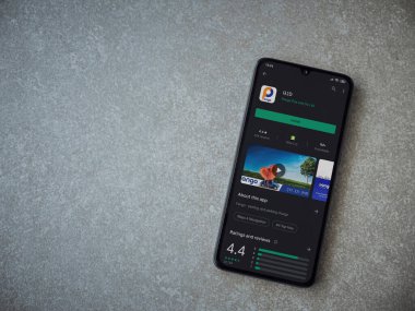 Lod, Israel - 8 Temmuz 2020: Pango uygulama oyun mağazası sayfası seramik taş zemin üzerinde siyah bir cep telefonu görüntüsü. Üst görünüm düzlüğü kopyalama alanı ile yatıyordu.