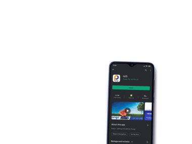 Lod, Israel - 8 Temmuz 2020: Pango uygulama oyun mağazası sayfası beyaz arkaplanda izole edilmiş siyah bir cep telefonu ekranında. Üst görünüm düzlüğü kopyalama alanı ile yatıyordu.