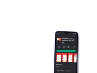 Lod, Israel - 8 Temmuz 2020: Yango Ride uygulaması oyun mağazası sayfası beyaz arkaplanda izole edilmiş siyah bir cep telefonu ekranında. Üst görünüm düzlüğü kopyalama alanı ile yatıyordu.