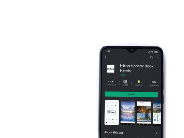 Lod, Israel - 8 Temmuz 2020: Hilton Honors uygulama oyun mağazası sayfası beyaz arka planda izole edilmiş siyah bir cep telefonu ekranında. Üst görünüm düzlüğü kopyalama alanı ile yatıyordu.
