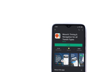Lod, Israel - 8 Temmuz 2020: Moovit uygulaması oyun mağazası sayfası beyaz arkaplanda izole edilmiş siyah bir cep telefonu ekranında. Üst görünüm düzlüğü kopyalama alanı ile yatıyordu.