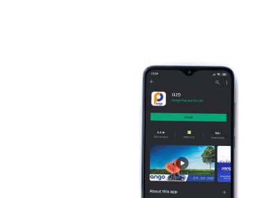 Lod, Israel - 8 Temmuz 2020: Pango uygulama oyun mağazası sayfası beyaz arkaplanda izole edilmiş siyah bir cep telefonu ekranında. Üst görünüm düzlüğü kopyalama alanı ile yatıyordu.