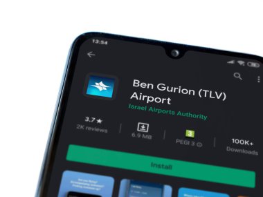 Lod, Israel - 8 Temmuz 2020: Ben Gurion Havaalanı uygulama oyun mağazası sayfası beyaz arkaplanda izole edilmiş siyah bir cep telefonu ekranında. Üst görünüm düzlüğü kopyalama alanı ile yatıyordu.