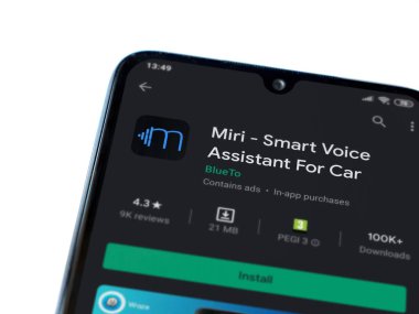 Lod, Israel - 8 Temmuz 2020: Miri uygulaması oyun mağazası sayfası beyaz arka planda izole edilmiş siyah bir cep telefonu ekranında. Üst görünüm düzlüğü kopyalama alanı ile yatıyordu.