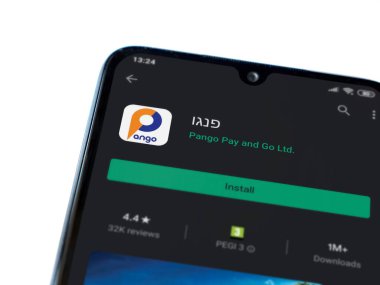 Lod, Israel - 8 Temmuz 2020: Pango uygulama oyun mağazası sayfası beyaz arkaplanda izole edilmiş siyah bir cep telefonu ekranında. Üst görünüm düzlüğü kopyalama alanı ile yatıyordu.