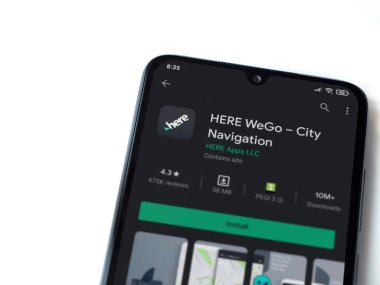 Lod, Israel - 8 Temmuz 2020: Here Weapp playshop sayfası beyaz arkaplanda izole edilmiş siyah bir cep telefonu ekranında. Üst görünüm düzlüğü kopyalama alanı ile yatıyordu.