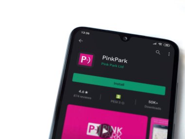 Lod, Israel - 8 Temmuz 2020: Pembe Park uygulama oyun mağazası sayfası beyaz arkaplanda izole edilmiş siyah bir cep telefonu ekranında. Üst görünüm düzlüğü kopyalama alanı ile yatıyordu.