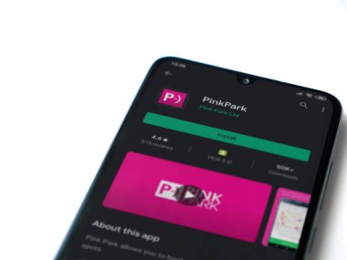Lod, Israel - 8 Temmuz 2020: Pembe Park uygulama oyun mağazası sayfası beyaz arkaplanda izole edilmiş siyah bir cep telefonu ekranında. Üst görünüm düzlüğü kopyalama alanı ile yatıyordu.