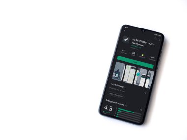 Lod, Israel - 8 Temmuz 2020: Here Weapp playshop sayfası beyaz arkaplanda izole edilmiş siyah bir cep telefonu ekranında. Üst görünüm düzlüğü kopyalama alanı ile yatıyordu.