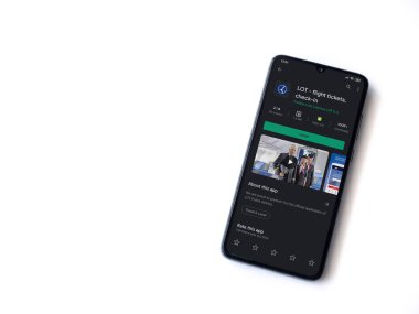 Lod, Israel - 8 Temmuz 2020: LOT uygulama oyun mağazası sayfası beyaz arkaplanda izole edilmiş siyah bir cep telefonu ekranında. Üst görünüm düzlüğü kopyalama alanı ile yatıyordu.