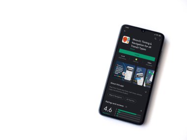 Lod, Israel - 8 Temmuz 2020: Moovit uygulaması oyun mağazası sayfası beyaz arkaplanda izole edilmiş siyah bir cep telefonu ekranında. Üst görünüm düzlüğü kopyalama alanı ile yatıyordu.