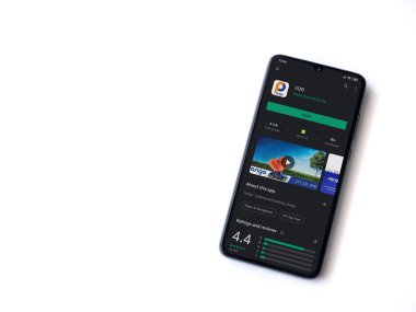 Lod, Israel - 8 Temmuz 2020: Pango uygulama oyun mağazası sayfası beyaz arkaplanda izole edilmiş siyah bir cep telefonu ekranında. Üst görünüm düzlüğü kopyalama alanı ile yatıyordu.