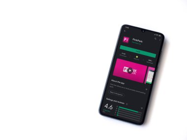 Lod, Israel - 8 Temmuz 2020: Pembe Park uygulama oyun mağazası sayfası beyaz arkaplanda izole edilmiş siyah bir cep telefonu ekranında. Üst görünüm düzlüğü kopyalama alanı ile yatıyordu.