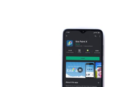 Lod, Israel - 8 Temmuz 2020: Ibis Paint X uygulama oyun mağazası sayfası beyaz arkaplanda izole edilmiş siyah bir cep telefonu ekranında. Üst görünüm düzlüğü kopyalama alanı ile yatıyordu.
