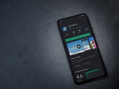 Lod, Israel - 8 Temmuz 2020: Ibis Paint X uygulama oyun mağazası sayfası koyu mermer taştan bir arka planda siyah bir cep telefonu görüntüsü. Üst görünüm düzlüğü kopyalama alanı ile yatıyordu.