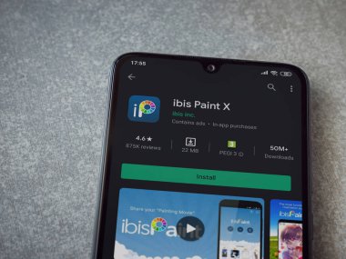 Lod, Israel - 8 Temmuz 2020: Ibis Paint X uygulama oyun mağazası sayfası seramik taş zemin üzerinde siyah bir cep telefonu görüntüsü. Üst görünüm düzlüğü kopyalama alanı ile yatıyordu.