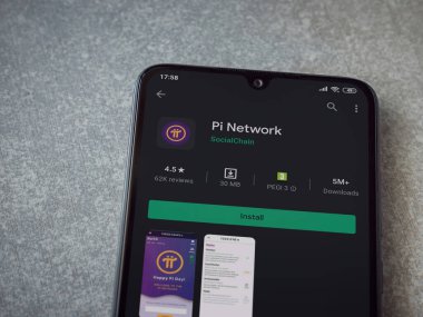 Lod, Israel - 8 Temmuz 2020: Pi Network uygulama oyun mağazası sayfası seramik taş zemin üzerinde siyah bir cep telefonu görüntüsü. Üst görünüm düzlüğü kopyalama alanı ile yatıyordu.