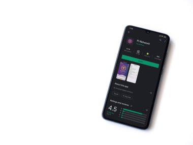 Lod, Israel - 8 Temmuz 2020: Pi Network uygulama oyun mağazası sayfası beyaz arkaplanda izole edilmiş siyah bir cep telefonu ekranında. Üst görünüm düzlüğü kopyalama alanı ile yatıyordu.