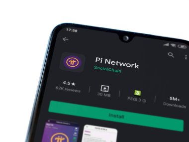 Lod, Israel - 8 Temmuz 2020: Pi Network uygulama oyun mağazası sayfası beyaz arkaplanda izole edilmiş siyah bir cep telefonu ekranında. Üst görünüm düzlüğü kopyalama alanı ile yatıyordu.