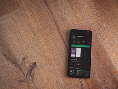 Lod, Israel - 8 Temmuz 2020: Pi Network uygulama oyun mağazası sayfası ahşap arka planda siyah bir cep telefonunun ekranında. Üst görünüm düzlüğü kopyalama alanı ile yatıyordu.