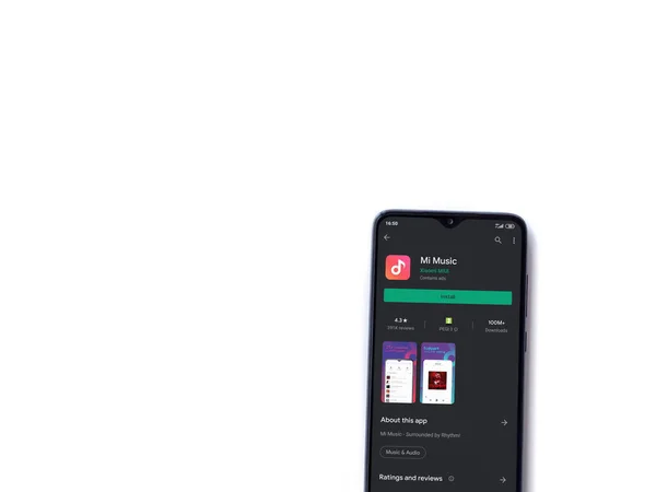 Lod Israel 2020年7月8日 Musicアプリは白い背景に隔離された黒い携帯電話のディスプレイ上のストアページを再生します コピースペース付きのトップビューフラットレイ — ストック写真