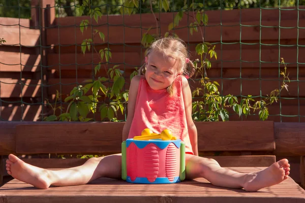 ahşap çardak tabir ile oynayan kız