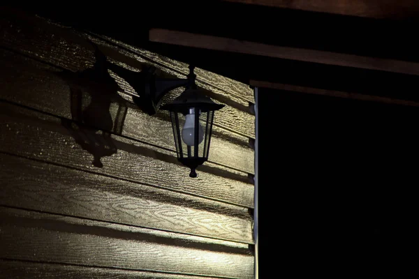 Классический черный фонарь на стене ночью — стоковое фото