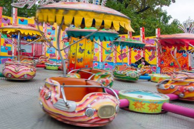 baba ve kızı lunaparkta atlıkarınca üzerinde dönen