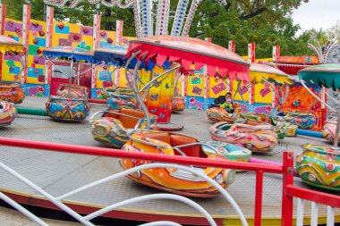 baba ve kızı lunaparkta atlıkarınca üzerinde dönen