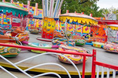 baba ve kızı lunaparkta atlıkarınca üzerinde dönen