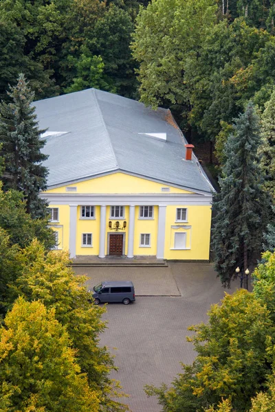 도시 공원에서 오래된 2 층 노란색 건물 — 스톡 사진