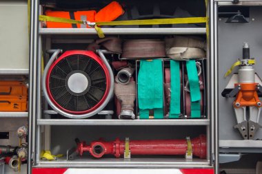 İtfaiye aracının hortumları ve ekipmanları