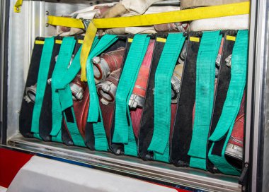 İtfaiye aracının hortumları ve ekipmanları