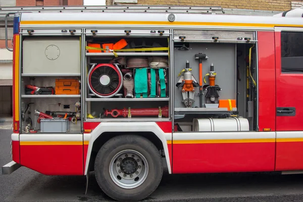 Mangueras herramientas y equipos de camión de bomberos — Foto de Stock