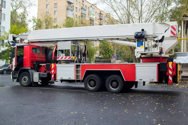 Camión de bomberos en la calle ciudad en otoño — Foto de Stock