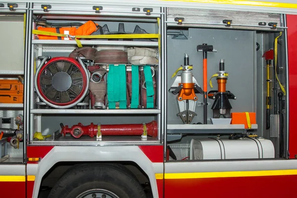 Mangueras herramientas y equipos de camión de bomberos — Foto de Stock