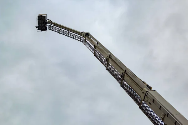 Elevación telescópica del camión de bomberos en el fondo del cielo — Foto de Stock