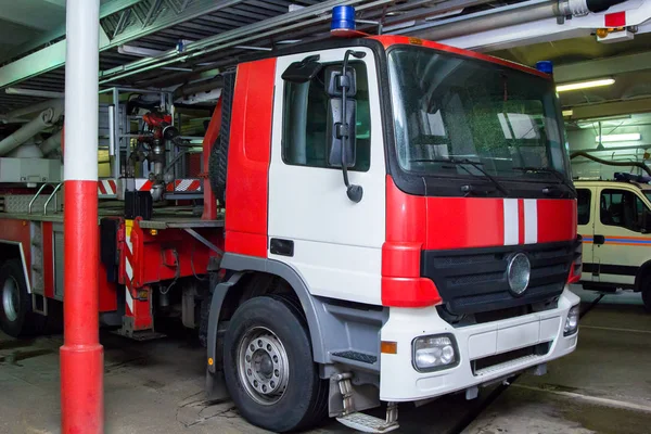 Czerwono-biały wóz strażacki w garażu — Zdjęcie stockowe