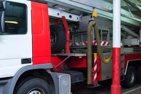 Червоно-біла пожежна машина в гаражі — стокове фото