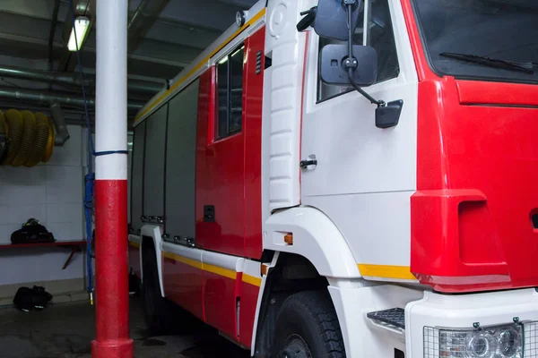 Camión de bomberos rojo-blanco en el garaje — Foto de Stock