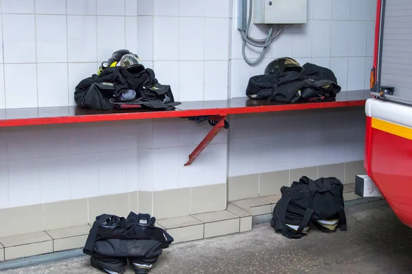 Ropa de bombero y casco listo para vestir — Foto de Stock